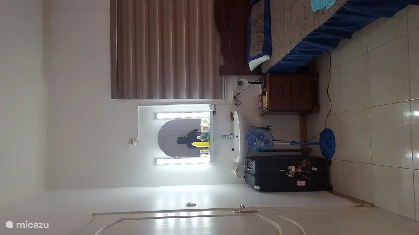 Dormitorio principal, espejo con iluminación, disponible para alquiler a partir de 2 personas