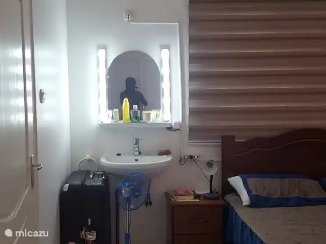 Location de Vacances Suriname, Paramaribo, Paramaribo, bungalow - Mi Dren Chambre des maîtres, miroir avec éclairage, disponible à la location à partir de 2 personnes