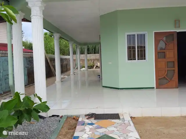Location de Vacances Suriname, Paramaribo, Paramaribo, bungalow - Mi Dren Entrée principale avec terrasse en L de 2,5 m de large
