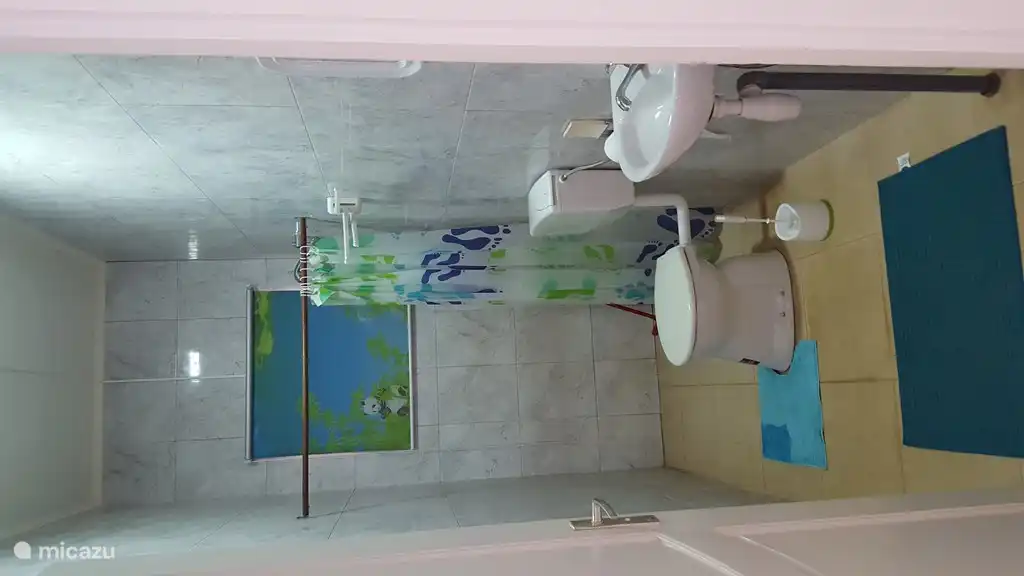 Segundo cuarto de baño con ducha y WC, disponible para alquilar a partir de 4 personas