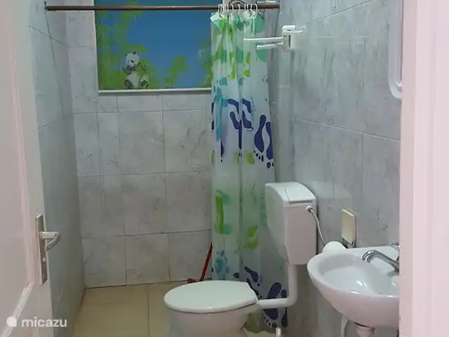 Location de Vacances Suriname, Paramaribo, Paramaribo, bungalow - Mi Dren 2ème salle de bain avec douche et WC, disponible à la location à partir de 4 personnes