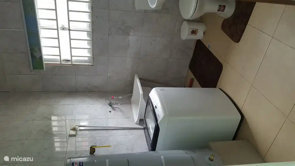 Lavadero con caldera, lavadora, canal de lavado y 3er aseo. Disponible en alquiler a partir de 2 personas. ¡Use la lavadora después de consultar con el gerente!