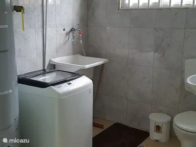 Location de Vacances Suriname, Paramaribo, Paramaribo, bungalow - Mi Dren Buanderie avec chaudière, lave-linge, bac à laver et 3ème WC. Disponible à la location à partir de 2 personnes. Utilisez la machine à laver après consultation avec le responsable !