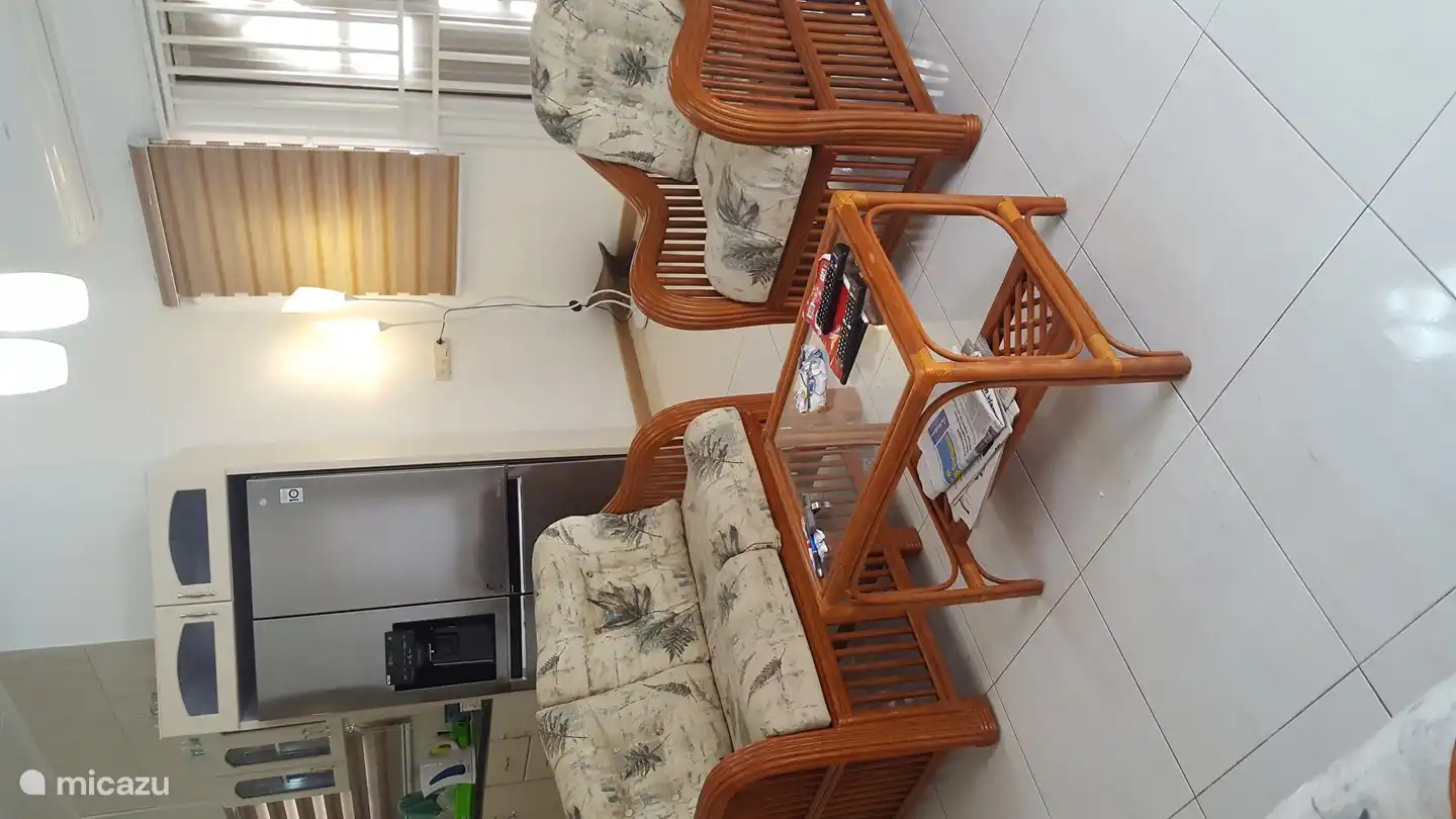 Salón, lámpara de mesa, disponible para alquiler a partir de 2 personas