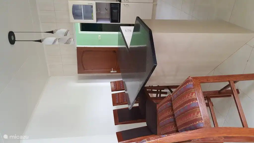 Isla moderna, mesa de comedor, bar para 6 personas, microondas, disponible en alquiler a partir de 2 personas