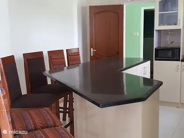 Location de Vacances Suriname, Paramaribo, Paramaribo, bungalow - Mi Dren Îlot moderne, table à manger, bar pour 6 personnes, micro-onde, disponible à la location à partir de 2 personnes