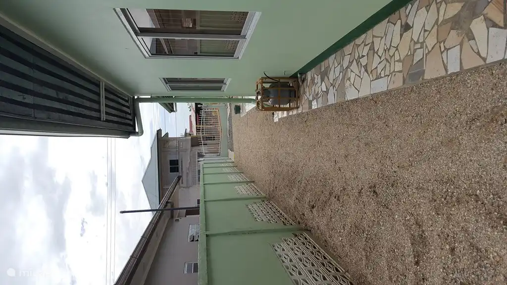 Lado derecho, amplia pasarela con arena de concha