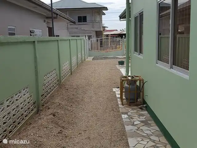 Location de Vacances Suriname, Paramaribo, Paramaribo, bungalow - Mi Dren Côté droit, large passerelle avec du sable coquillier