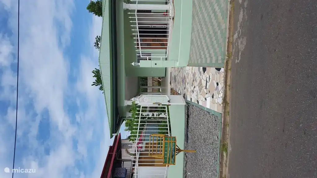 Mi Dren (Mi Sueño), entrada por pequeño portón, cubo de basura.