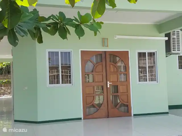 Location de Vacances Suriname, Paramaribo, Paramaribo, bungalow - Mi Dren Entrée principale, pelouse, amandier