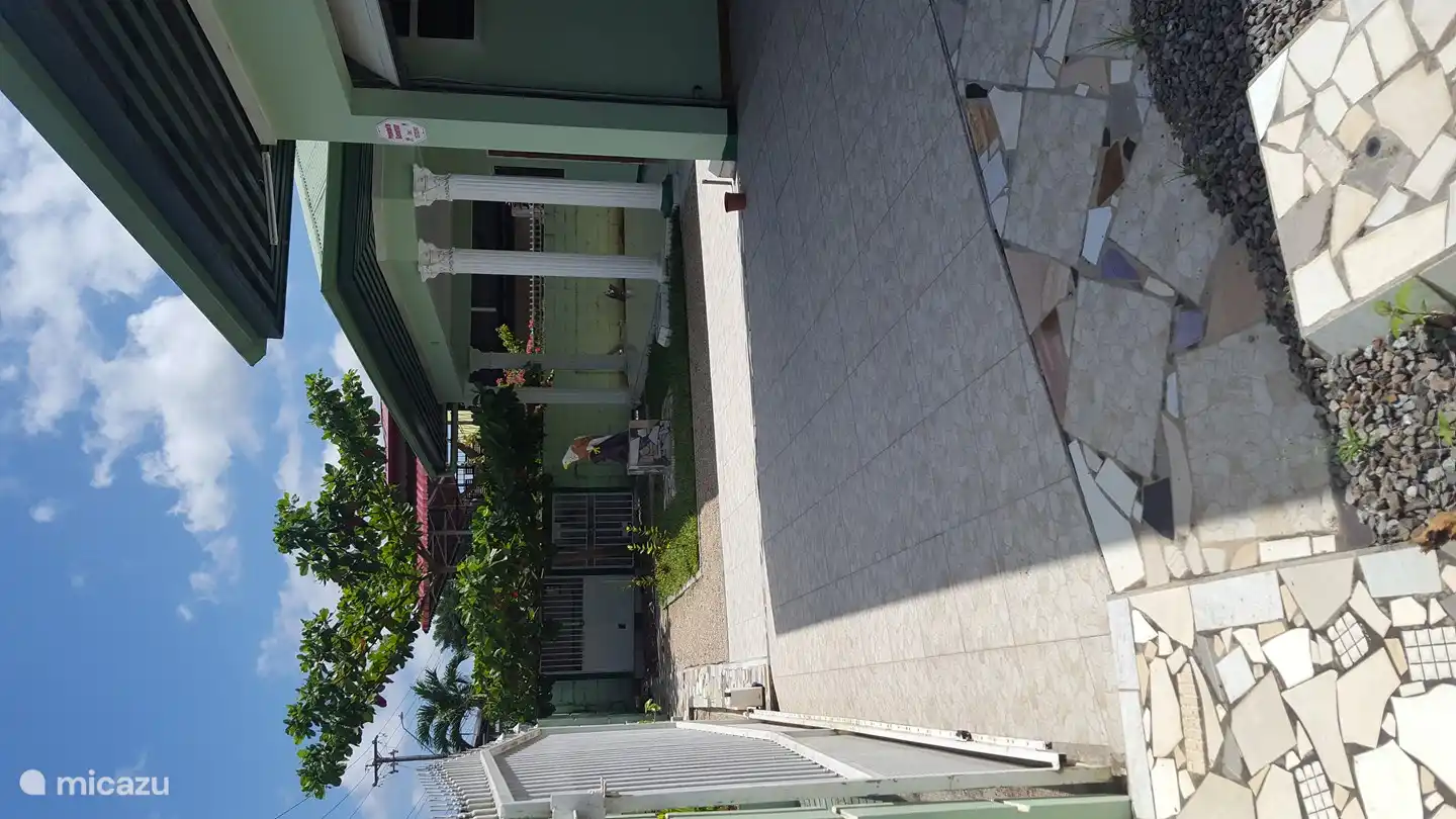 Patio delantero, entrada al garaje