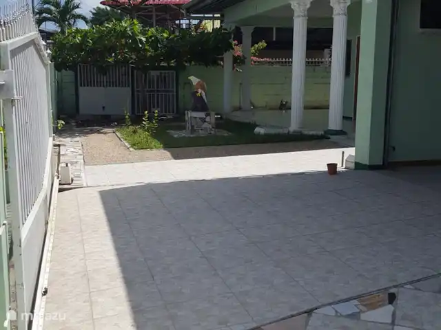 Location de Vacances Suriname, Paramaribo, Paramaribo, bungalow - Mi Dren Parvis, entrée de garage