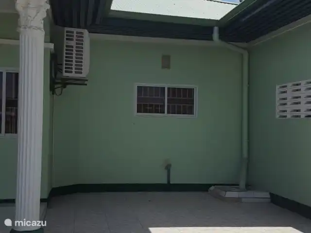Location de Vacances Suriname, Paramaribo, Paramaribo, bungalow - Mi Dren Coin salon extérieur, agréable le soir
