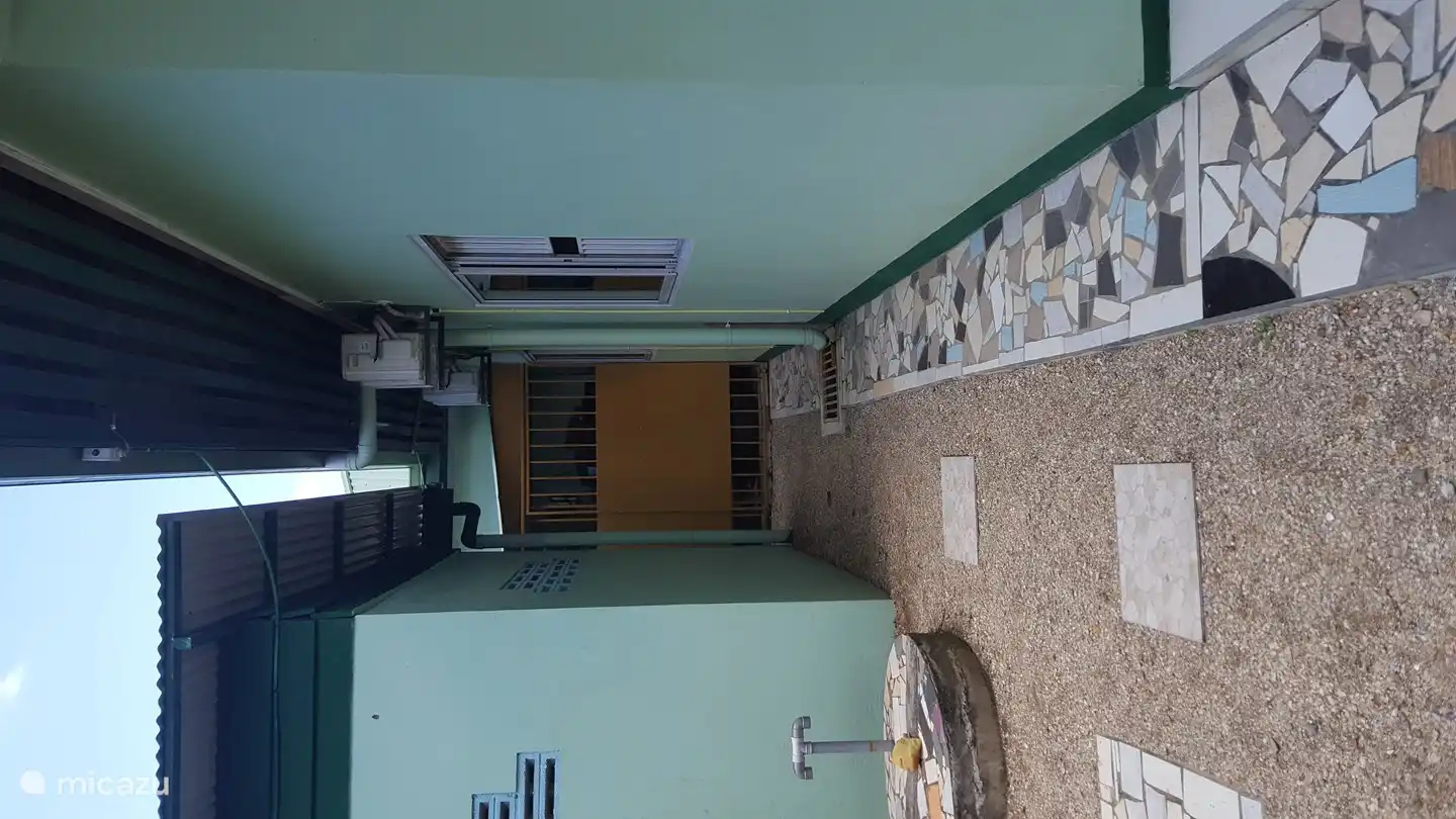 Parte trasera con listón de azulejos