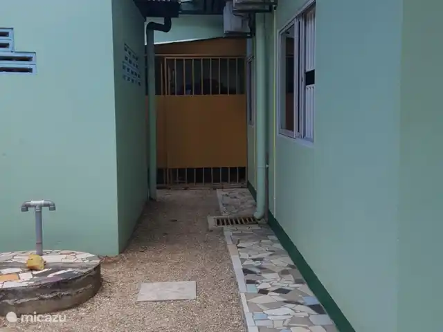 Location de Vacances Suriname, Paramaribo, Paramaribo, bungalow - Mi Dren Face arrière avec bande de carrelage