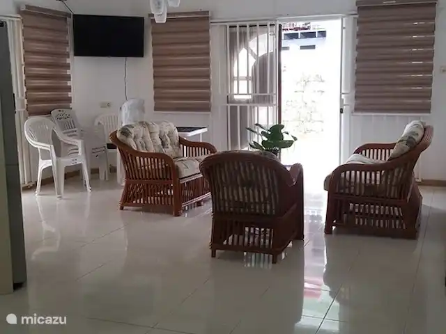 Location de Vacances Suriname, Paramaribo, Paramaribo, bungalow - Mi Dren Salon cosy avec TV 43# 4K, disponible à la location à partir de 2 personnes