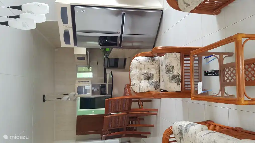 Sala, comedor, cocina con desayunador, heladera, disponible desde alquiler para 2 personas