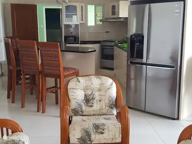 Location de Vacances Suriname, Paramaribo, Paramaribo, bungalow - Mi Dren Séjour, cuisine avec bar à petit-déjeuner, réfrigérateur, disponible à la location pour 2 personnes