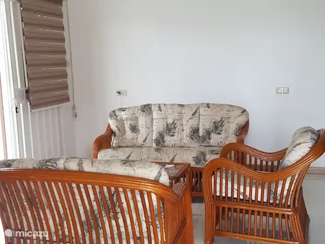 Location de Vacances Suriname, Paramaribo, Paramaribo, bungalow - Mi Dren Coin salon avec mobilier en rotin, disponible à la location à partir de 2 personnes