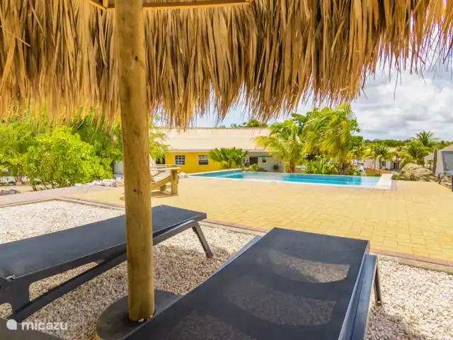 ABC Lodge Curaçao A en Curazao, Curazao Centro, Julianadorp - cabaña de madera Disfruta de una tumbona bajo la palapa