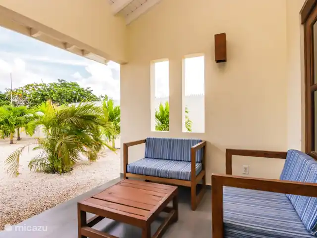 ABC Lodge Curaçao A en Curazao, Curazao Centro, Julianadorp - cabaña de madera Vista desde el porche en el jardín tropical