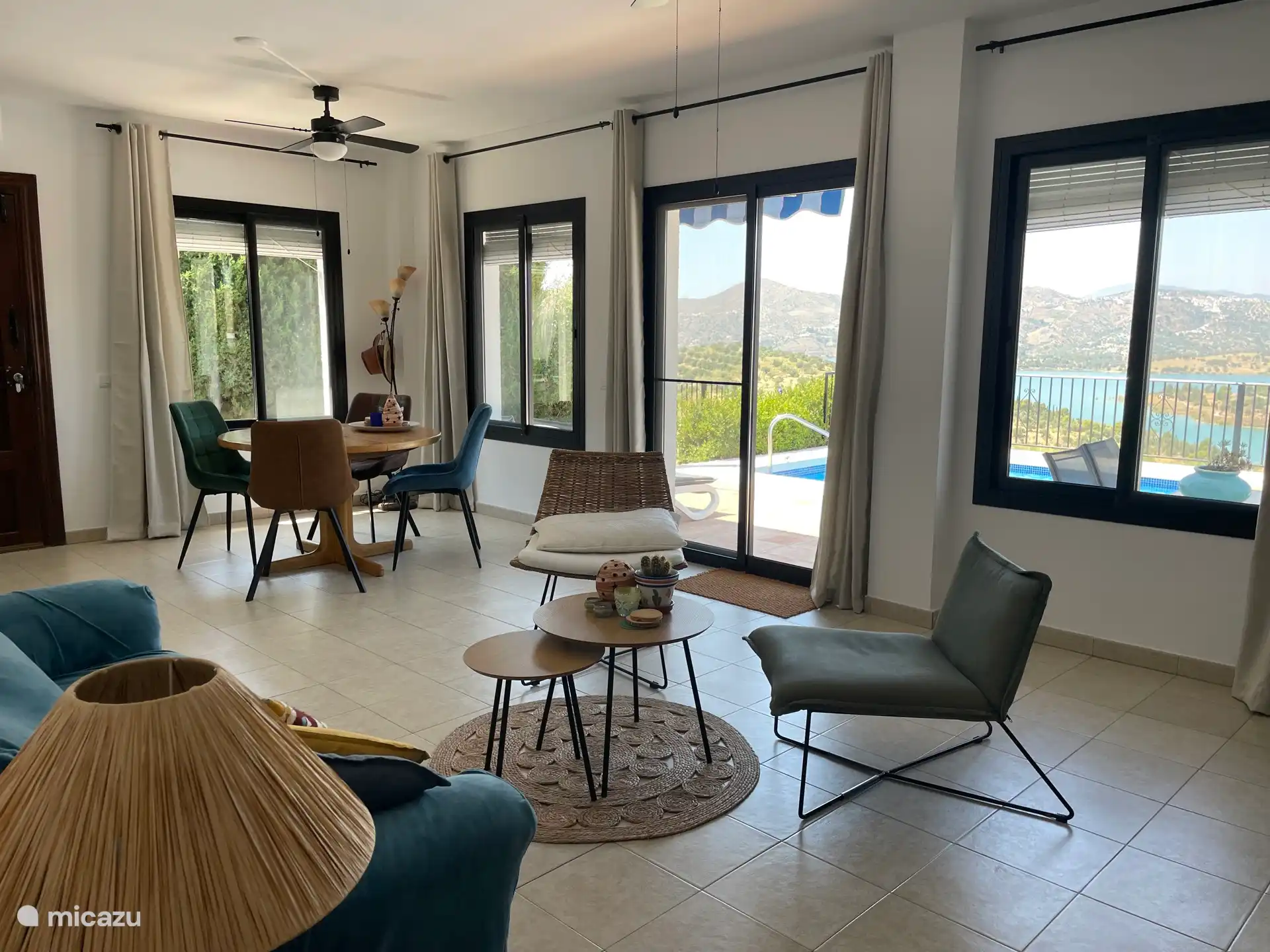 Zimmer mit Blick auf den La Viñuela-See