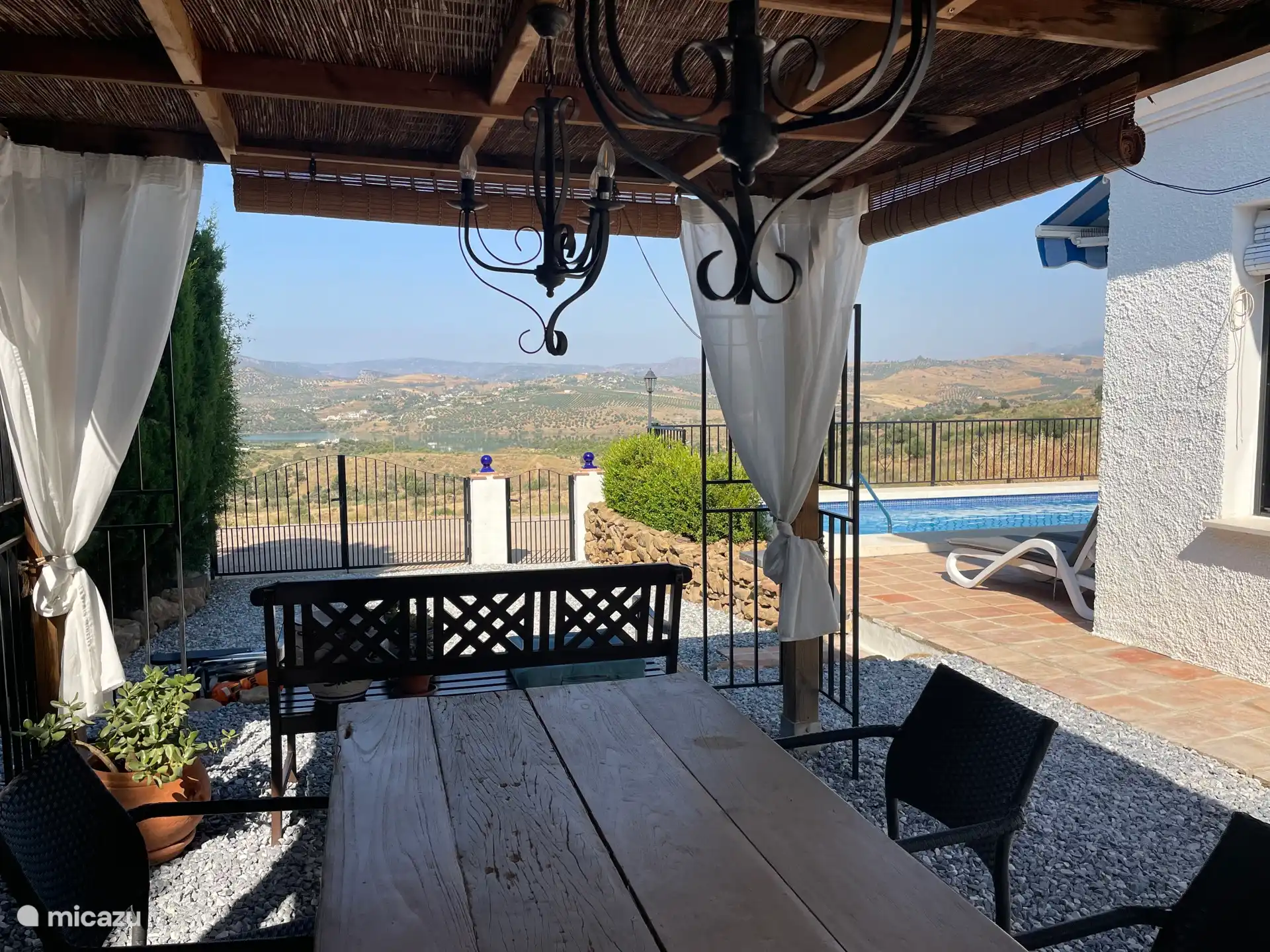 Schattige Veranda mit Esstisch. 