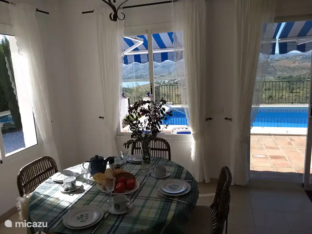 Esstisch mit ...... ansehen!