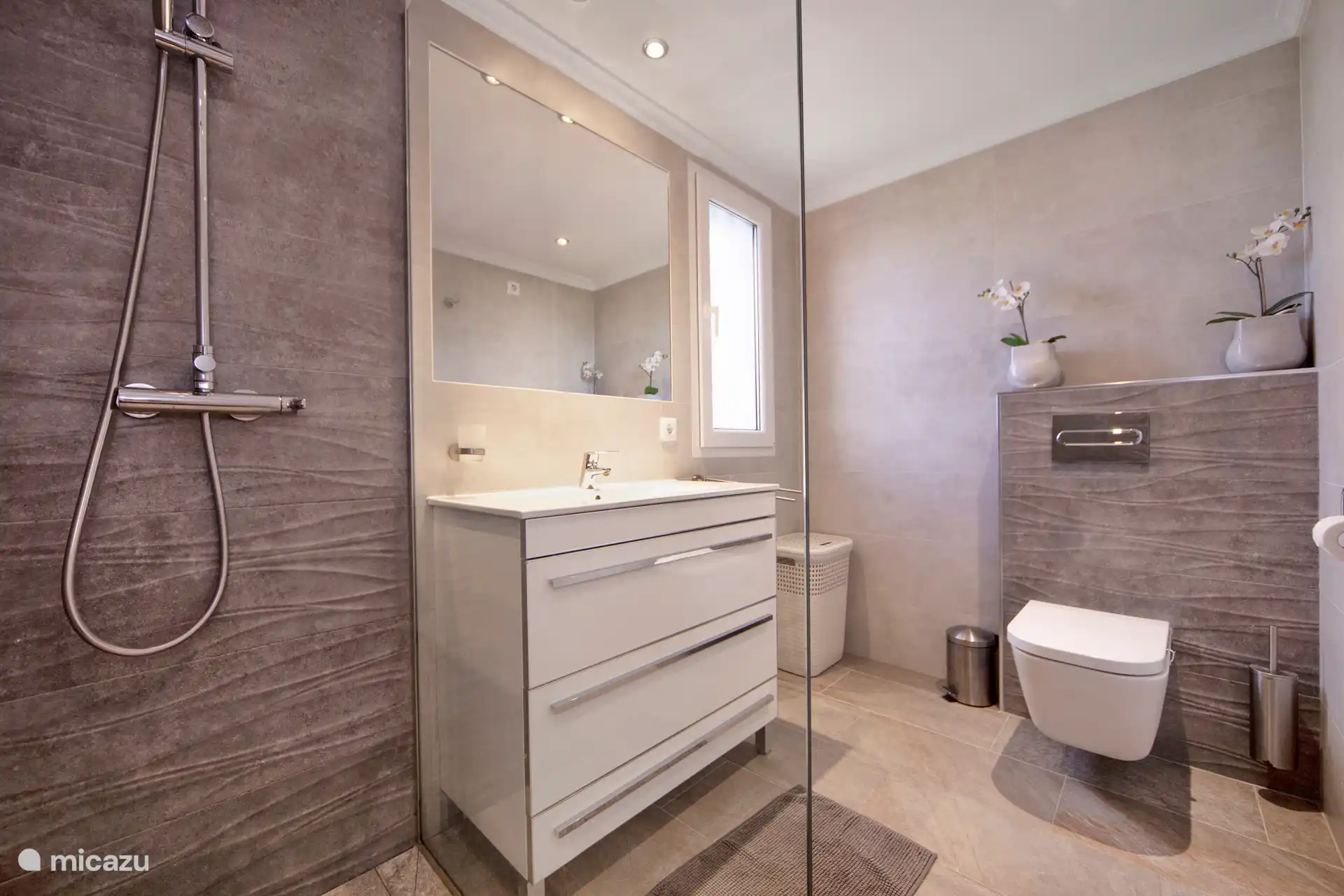 Lujoso baño con mano de obra de alta calidad, para la máxima relajación y comodidad