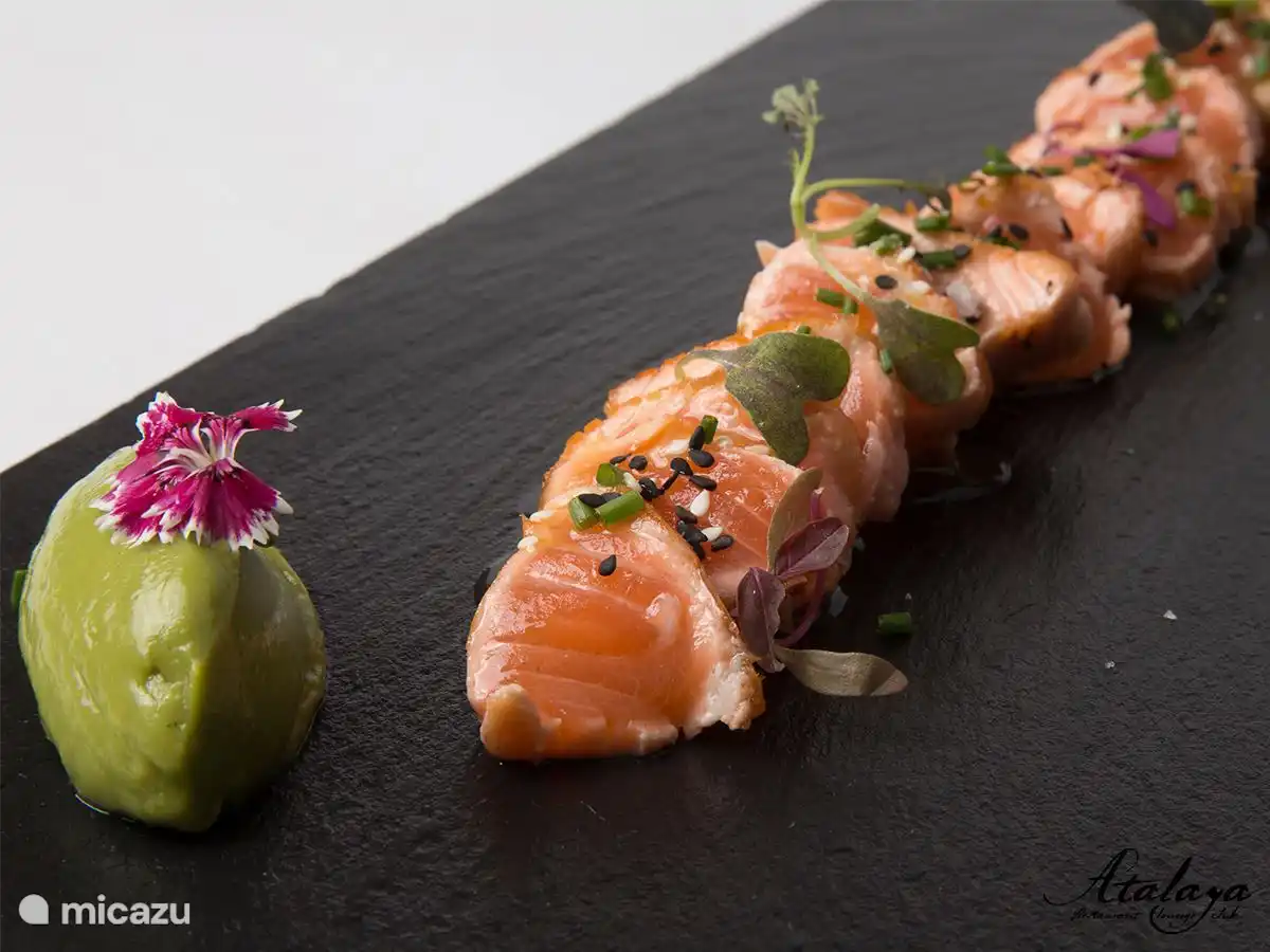 Platos de lujo deliciosamente presentados en el paseo marítimo: un festín para el gusto y la vista