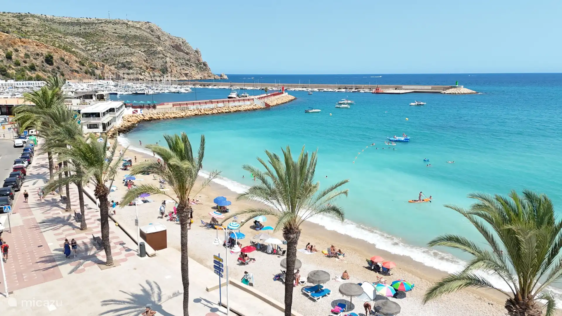 El antiguo puerto de Jávea (Xàbia) es conocido por su auténtico ambiente español y sus aguas turquesas