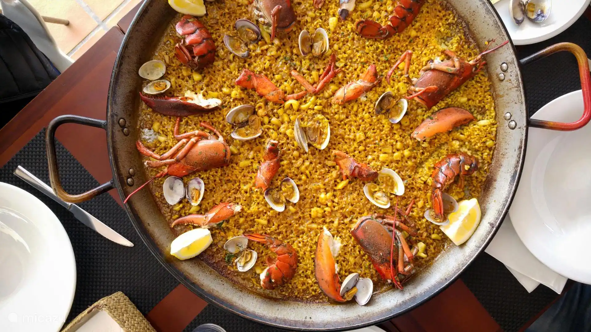 ¿Comer paella? Qué mejor lugar para hacerlo que en la soleada Jàvea, junto al mar con los mejores sabores de España