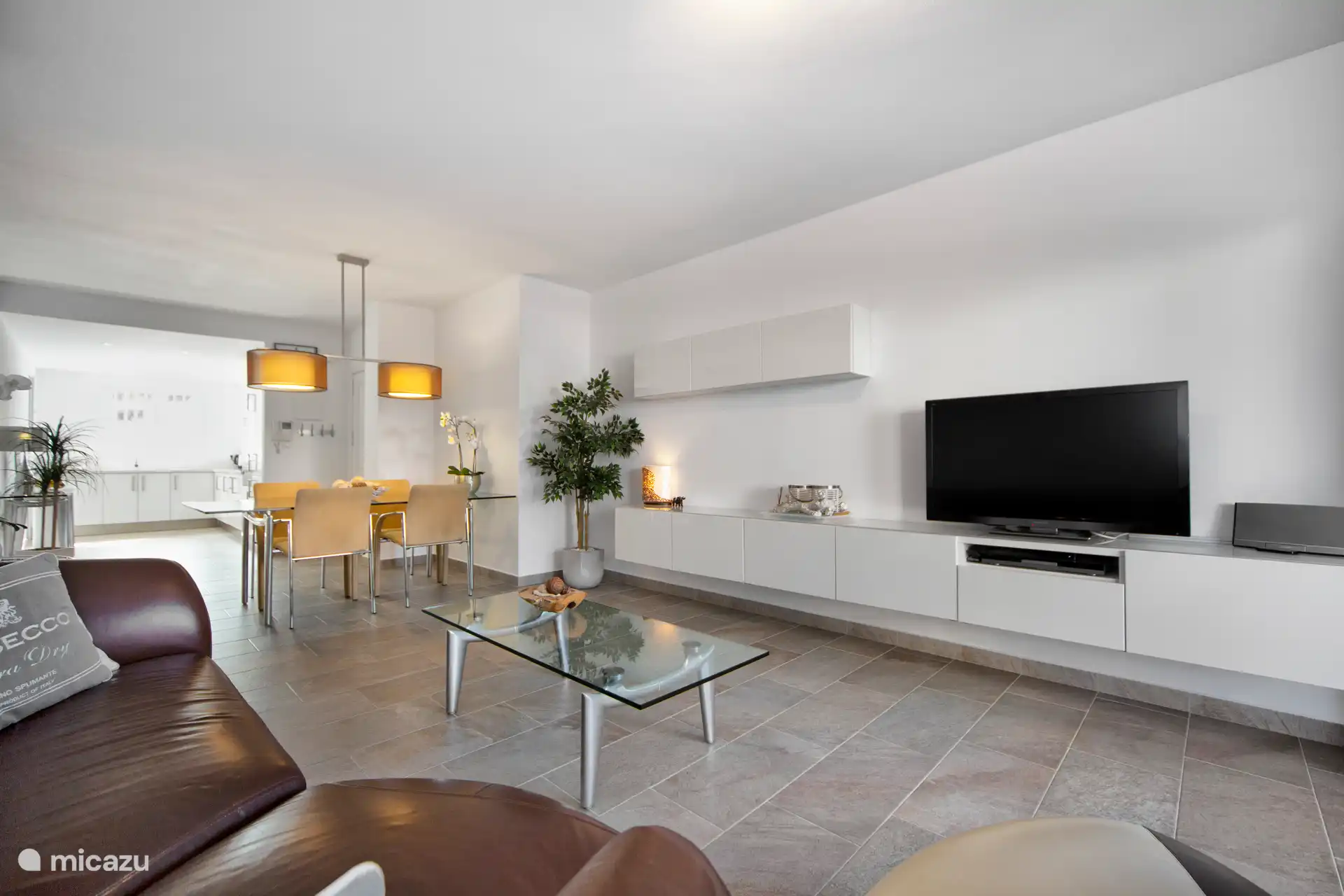 Acogedora sala de estar con cómoda sala de estar y TV de pantalla plana, ideal para noches relajantes