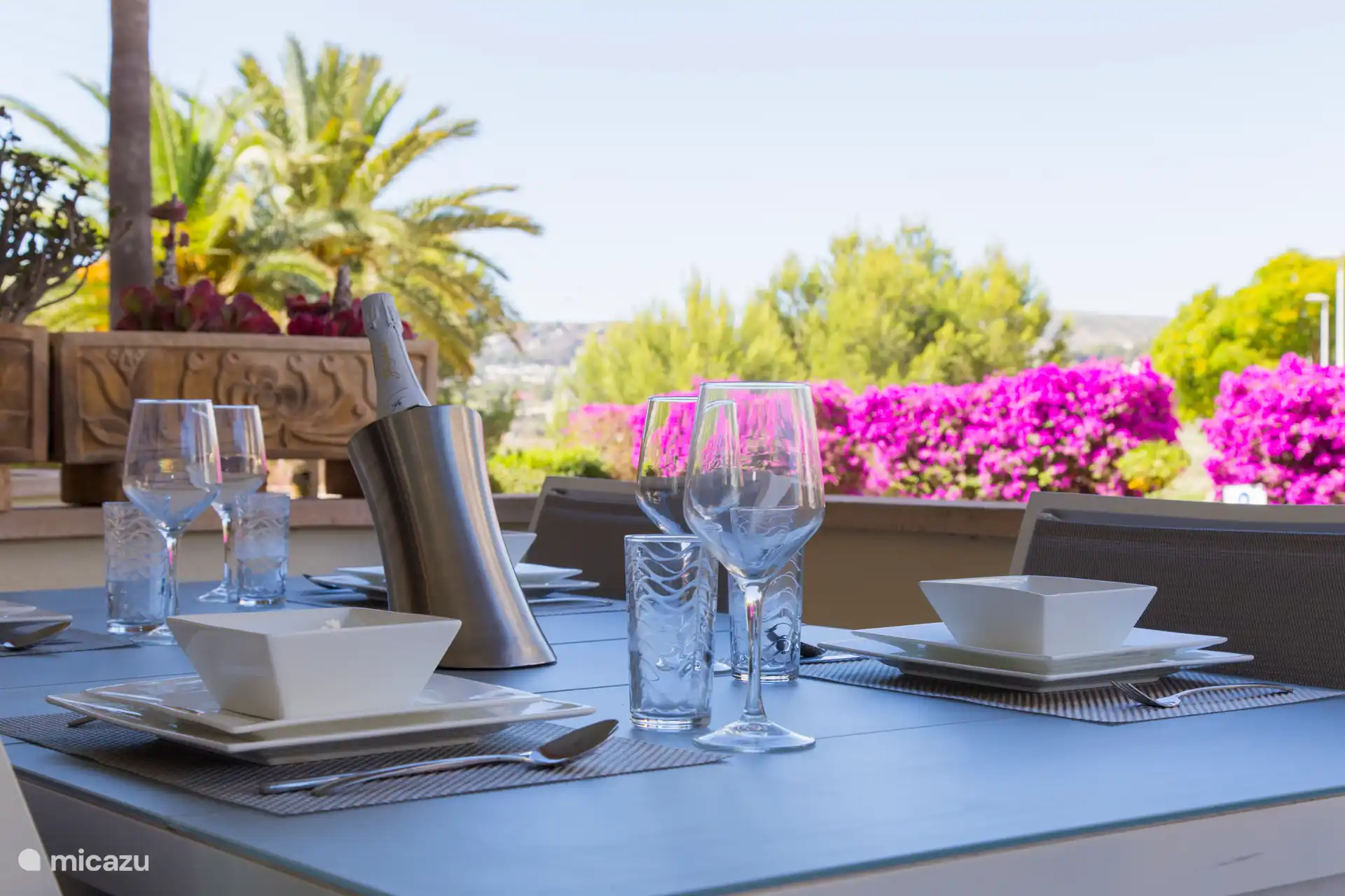 Disfrute de una atractiva mesa en la terraza con una hermosa vista de la piscina, ideal para una velada culinaria al aire libre