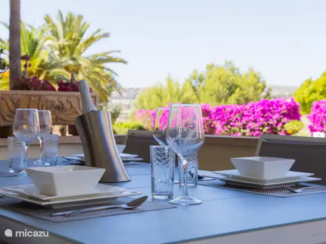 Appartement de plage de luxe La Gavina | Espagne, Costa Blanca, Jávea - appartement Profitez d’une table joliment dressée sur la terrasse avec une belle vue sur la piscine - idéale pour une soirée culinaire en plein air