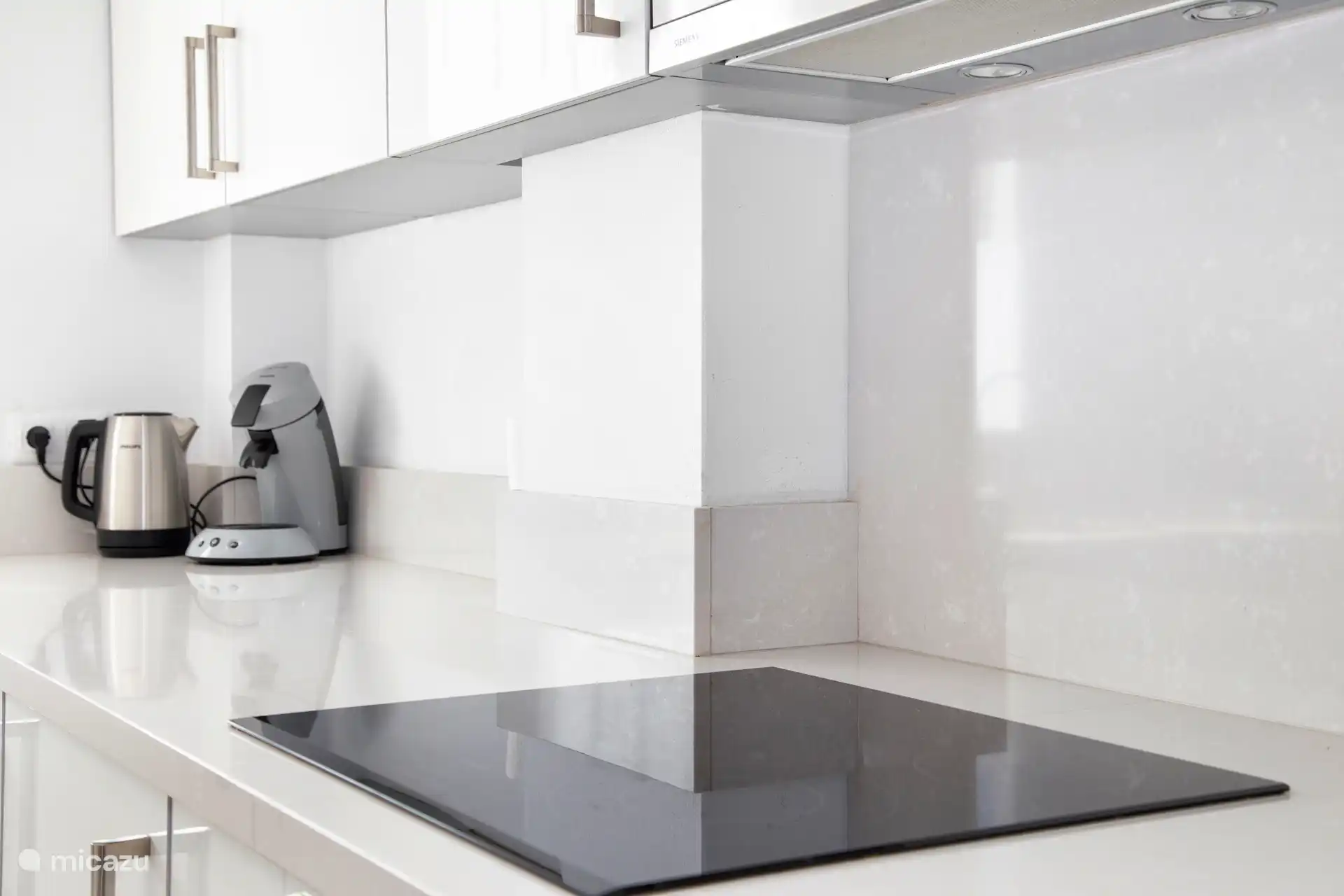 Elegante cocina con moderna placa eléctrica: cocinar se convierte en un placer aquí