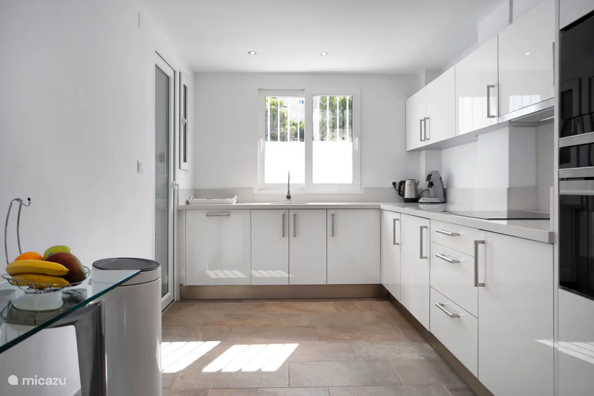 Cocina moderna de lujo con todas las comodidades, incluido lavavajillas y horno combinado, ideal para creaciones culinarias