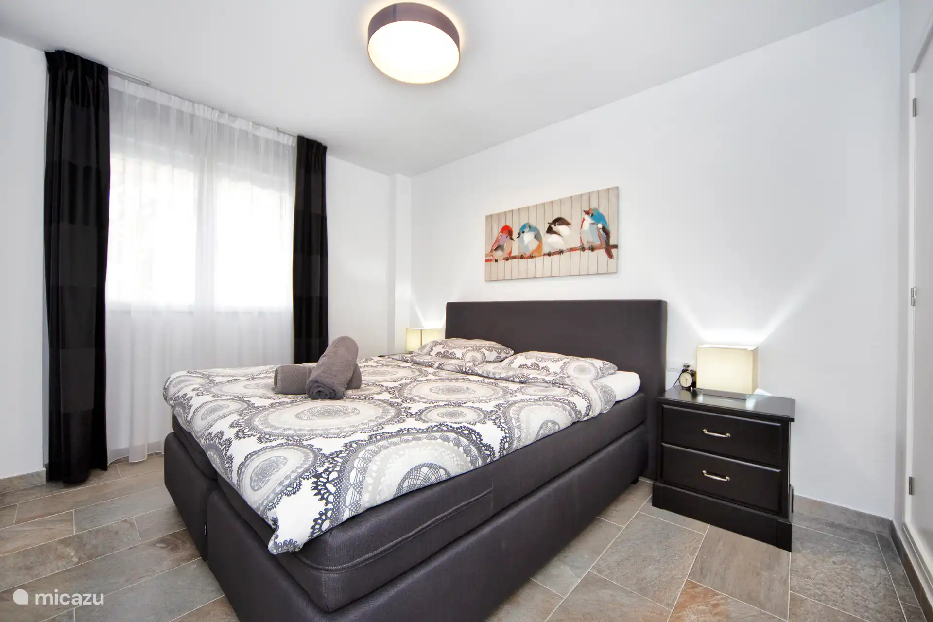 Dormitorio 1 con somier king-size: para una noche de sueño maravilloso con lujo y comodidad