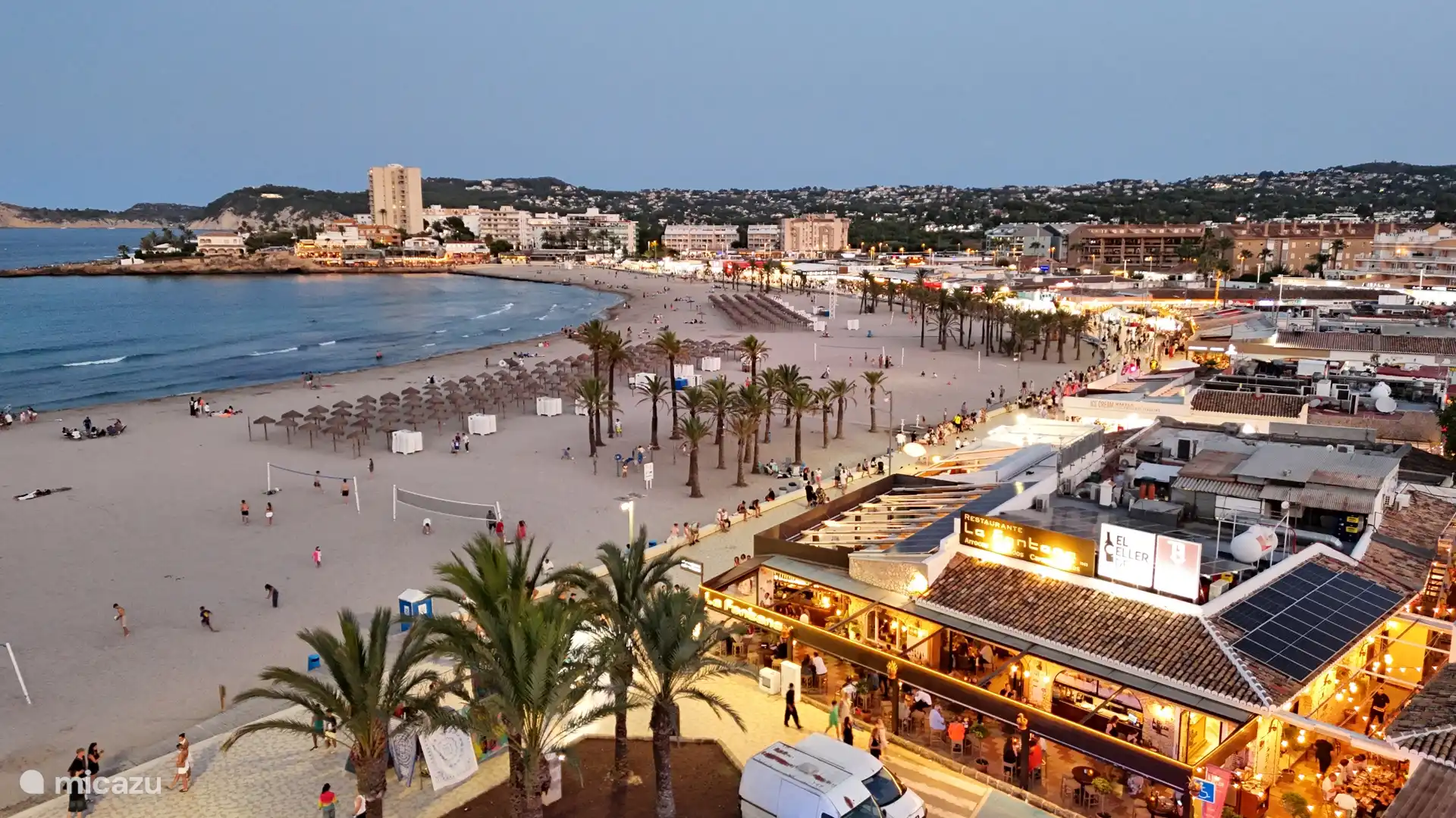 El animado paseo marítimo de El Arenal en Jávea es un lugar popular tanto para turistas como para residentes. Es un hermoso y largo paseo marítimo con una playa de arena, bordeada de restaurantes, bares y tiendas