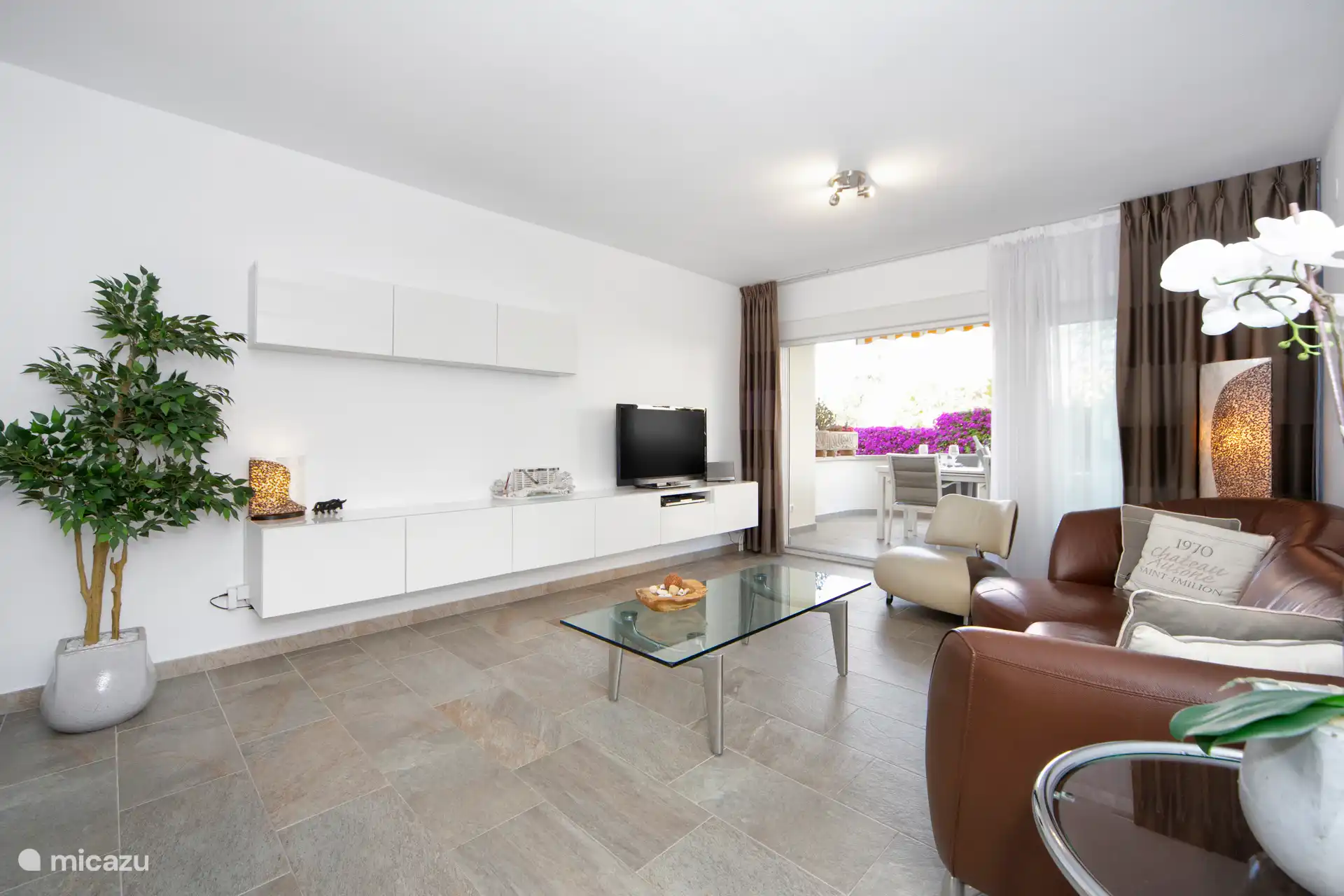 Acogedora sala de estar con cómoda sala de estar y TV de pantalla plana, ideal para noches relajantes