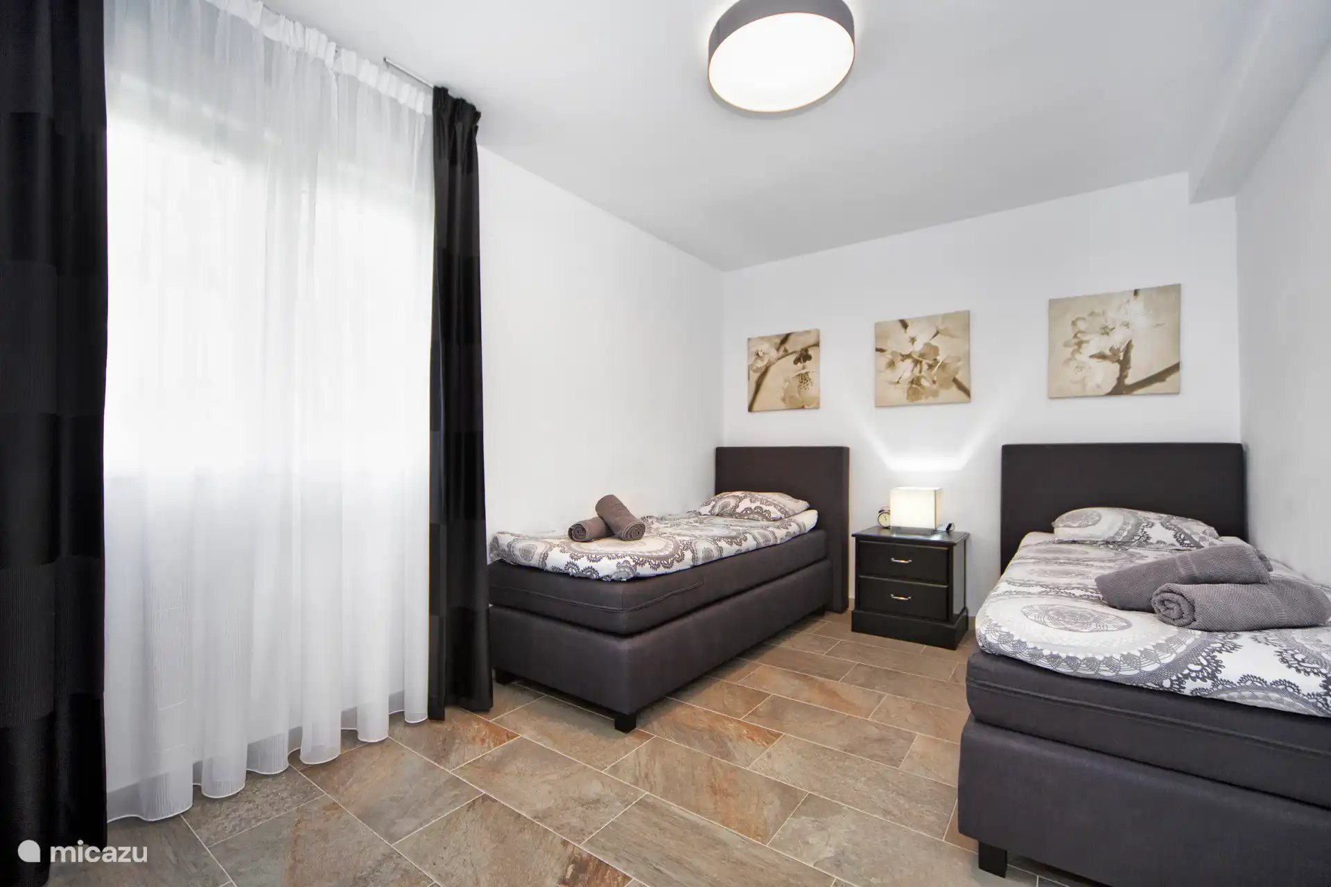 Dormitorio 2 con dos camas con somier tamaño king (1 persona cada una): cómodas y espaciosas para una buena noche de sueño