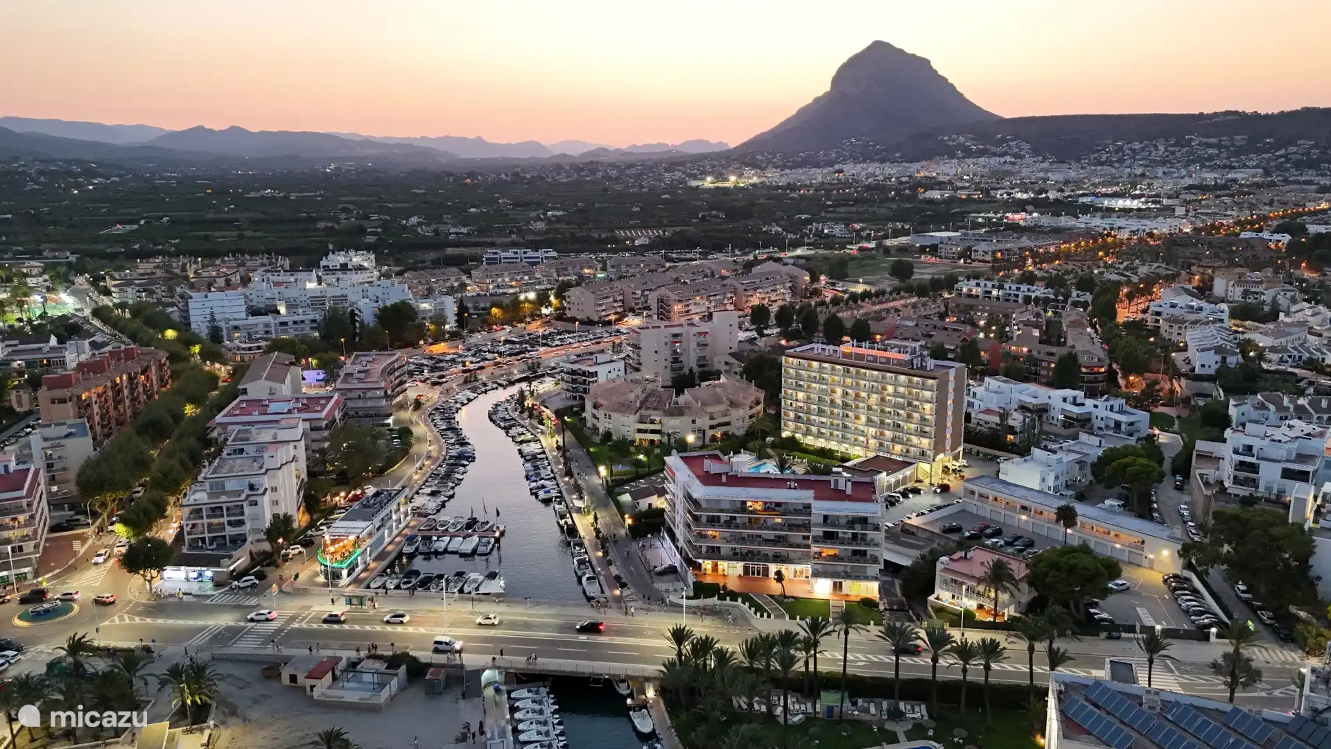 El pequeño puerto de Jávea: un tramo de costa encantador y atmosférico