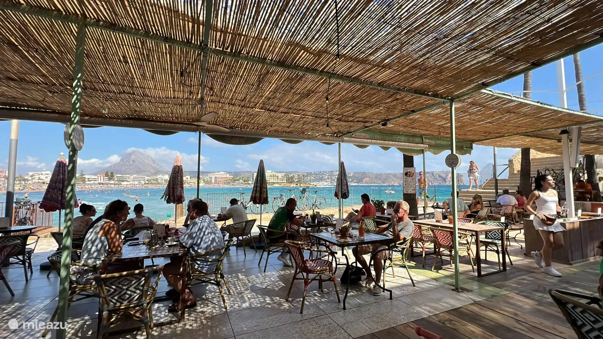 Disfrute socializando, comiendo y bebiendo en el paseo marítimo con impresionantes vistas al mar, el lugar perfecto para estar juntos