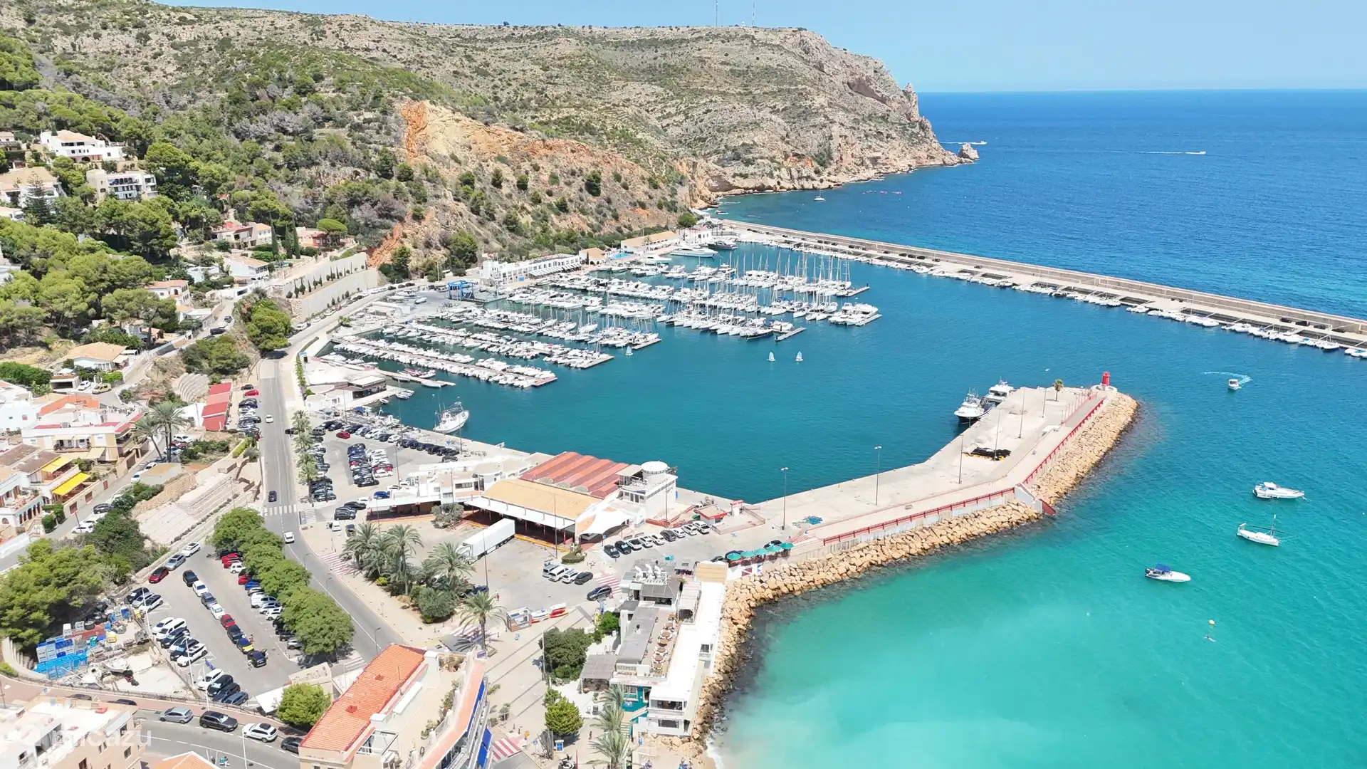 El puerto de Jávea, también conocido como Duanes de la Mar, cuenta con un puerto pesquero tradicional y un puerto deportivo, los cuales juegan un papel importante en la vida de la ciudad