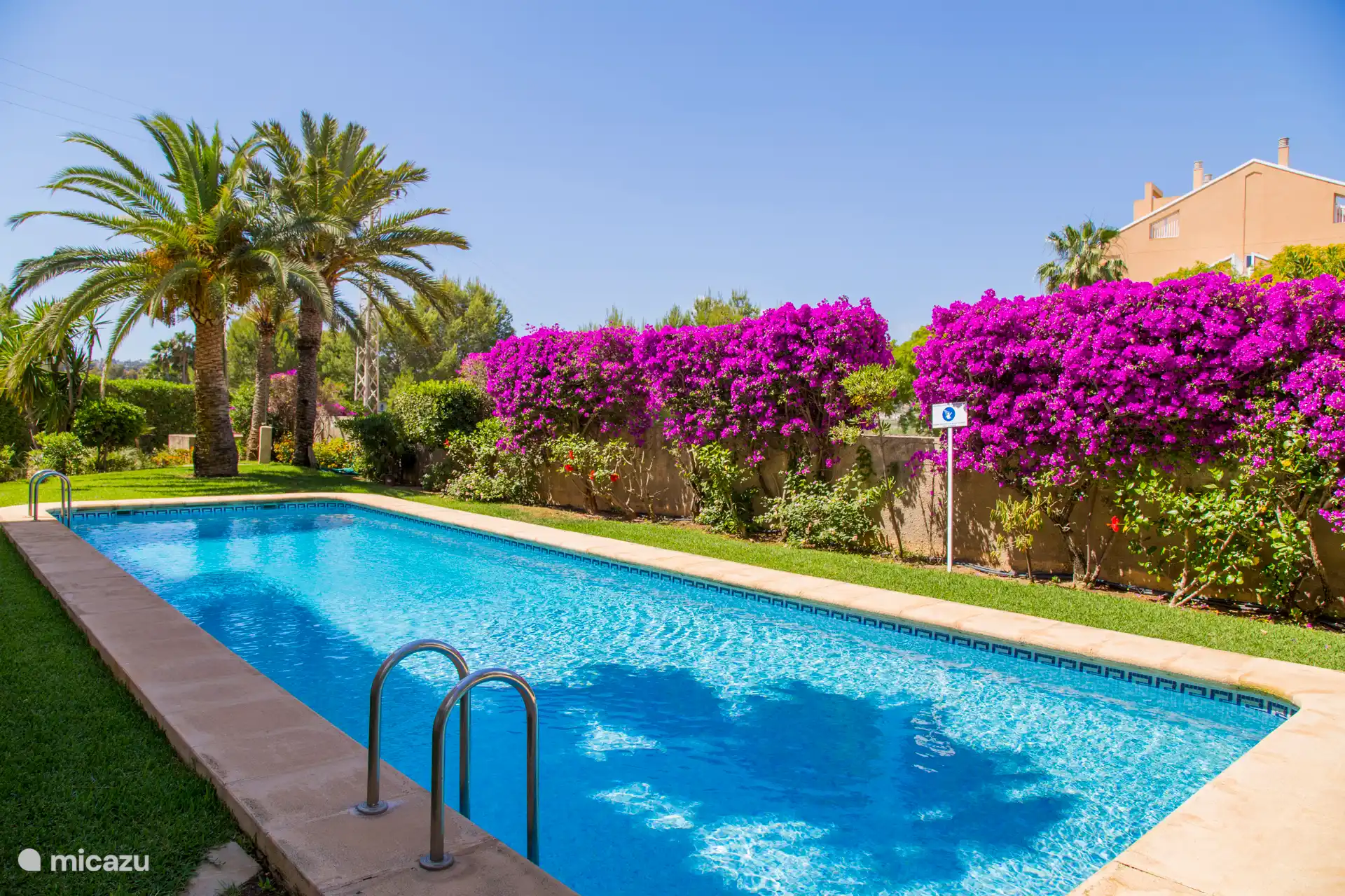 Piscina espaciosa y acogedora justo en la puerta, perfecta para un refrescante baño o un relajante baño bajo el sol