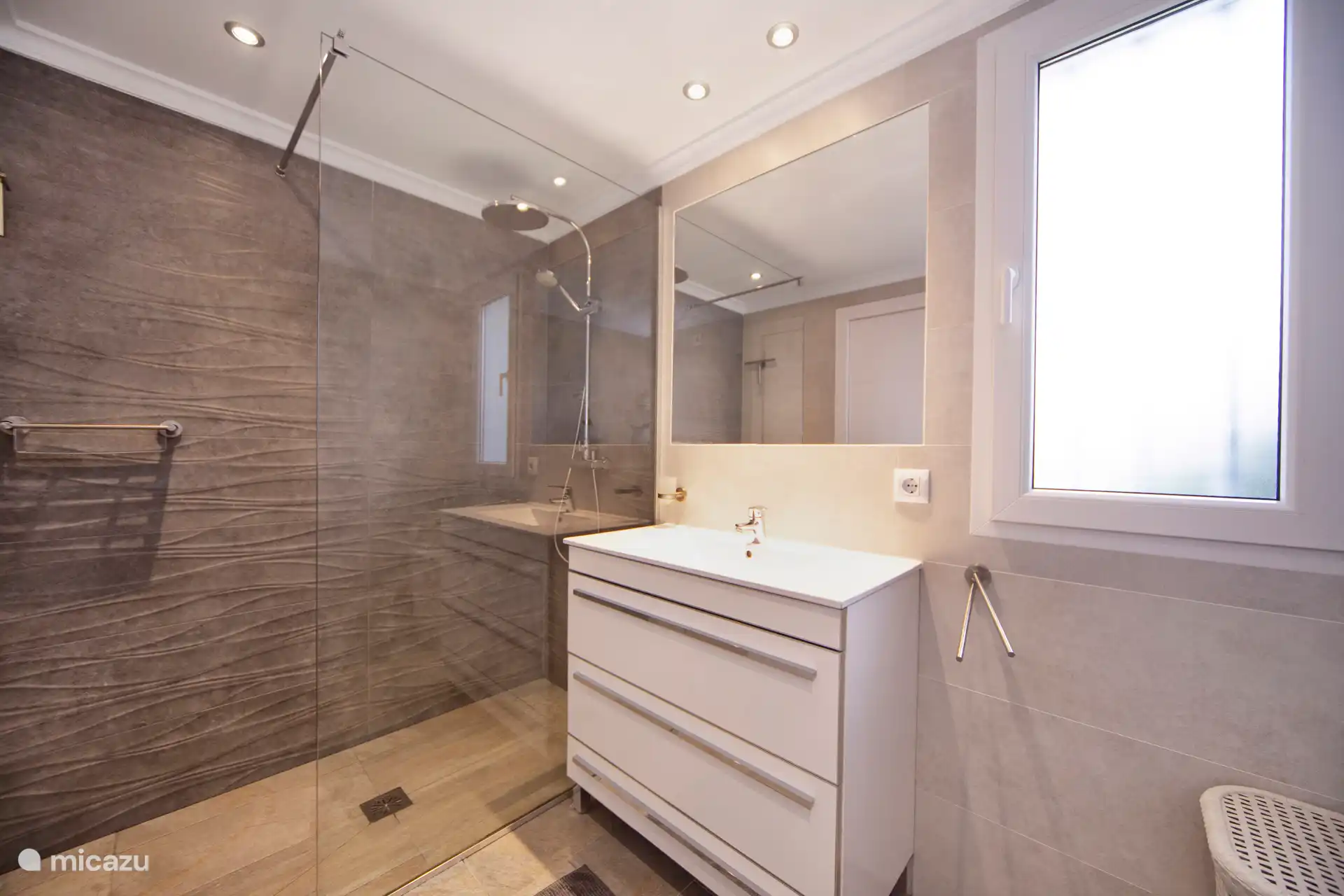 Lujoso baño con mano de obra de alta calidad, para la máxima relajación y comodidad