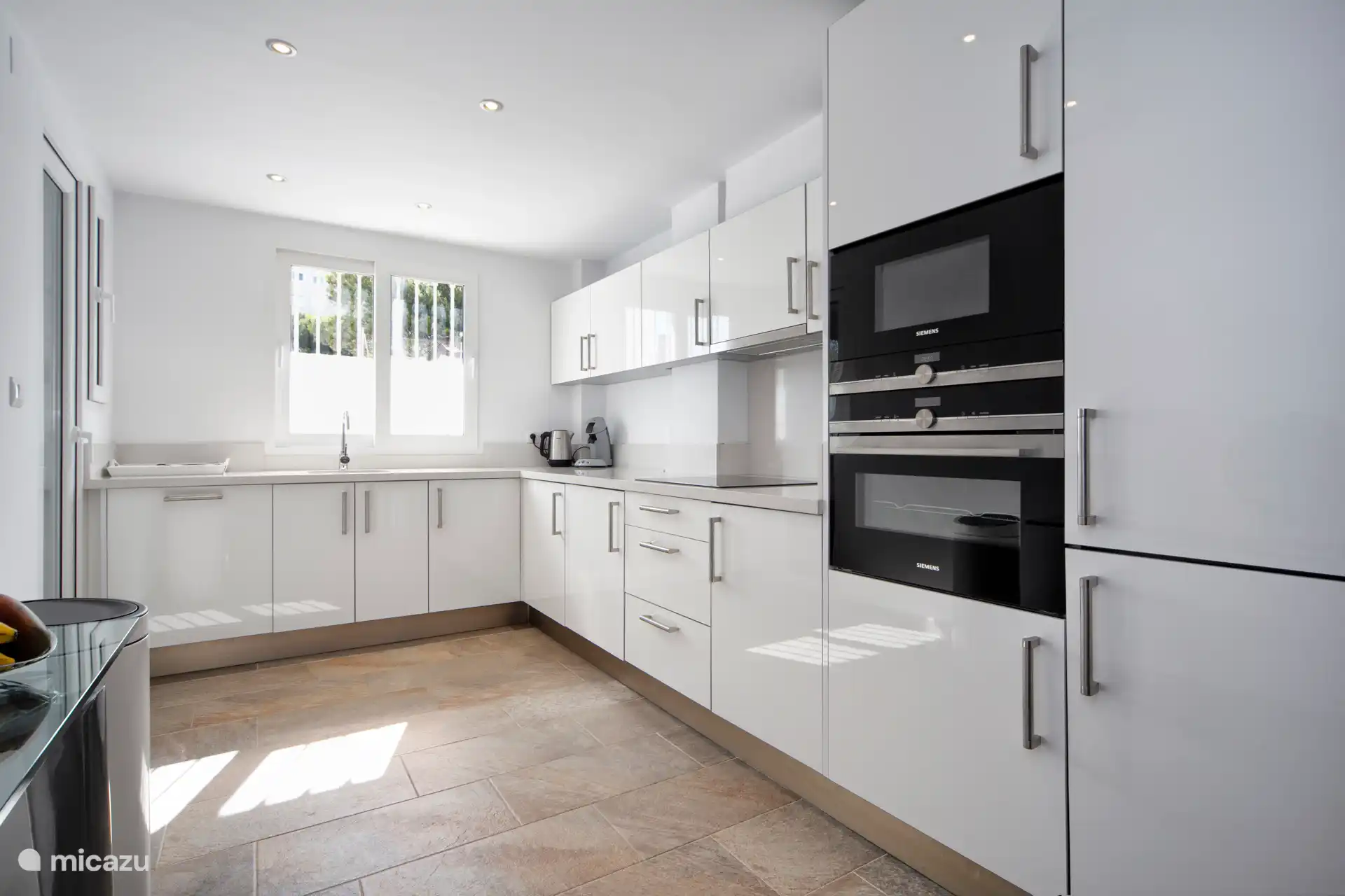 Cocina moderna de lujo con todas las comodidades, incluido lavavajillas y horno combinado, ideal para creaciones culinarias