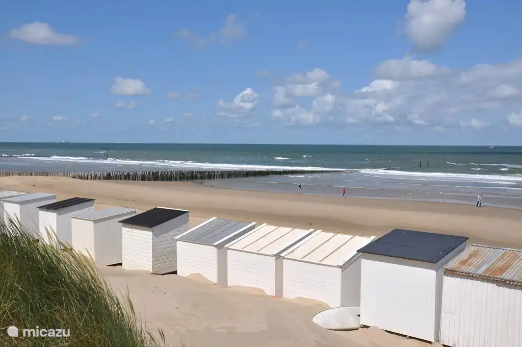 Strandhäuser können über das Tourismusbüro Oostkapelle gemietet werden.