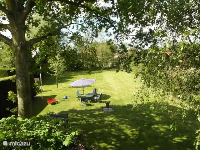 Cotule | Pays-Bas, Zélande, Oostkapelle - maison de vacances Un grand jardin ensoleillé avec une aire de jeux.