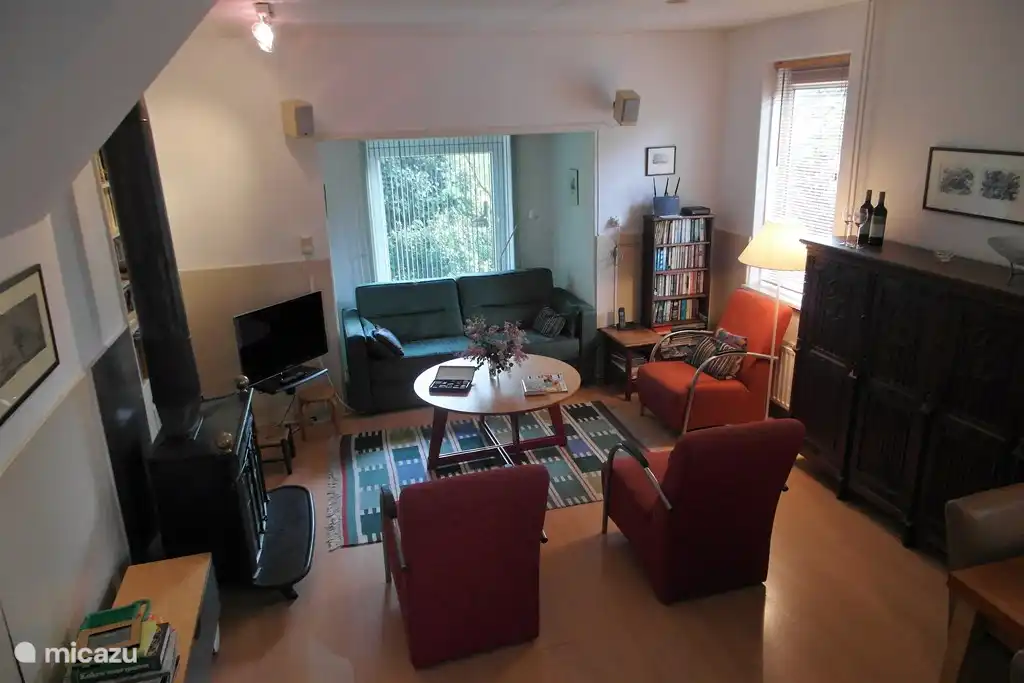 Attraktives Wohnzimmer, ausgestattet mit allem Komfort.